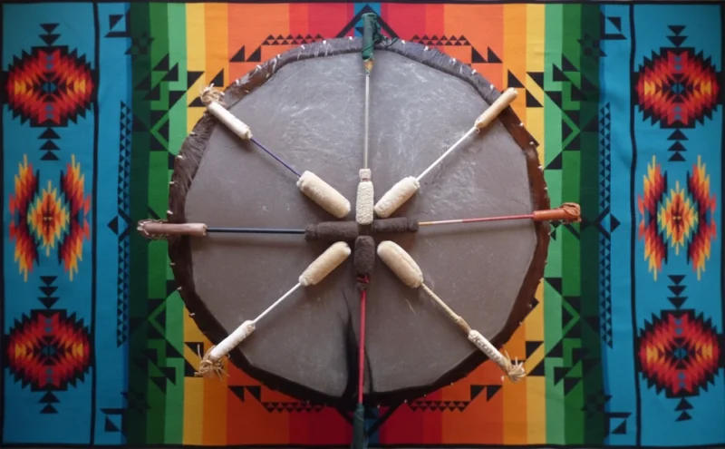 Die Trommel mit Trommelschlägern für den Sing & Drum-Workshop mit der Gruppe der Drachenreiter