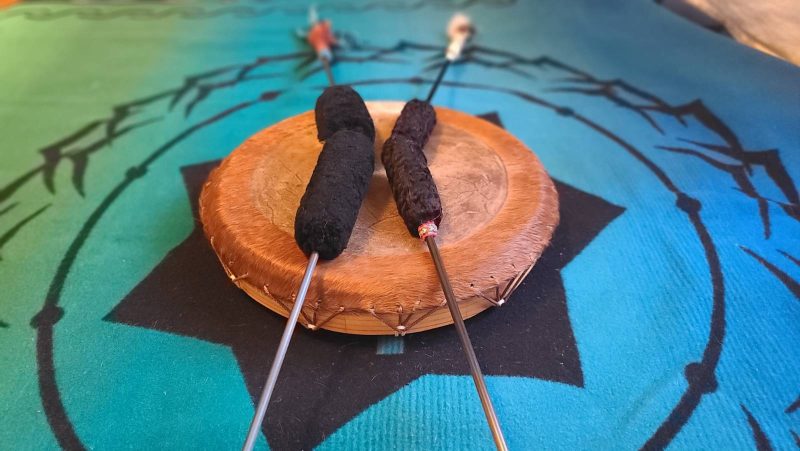 Trommelschläger auf einer Rahmentrommel