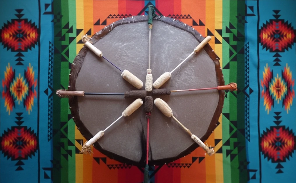 Die Trommel mit Trommelschlägern fürs Singen und Trommeln beim Sing & Drum-Workshop der Drachenreiter